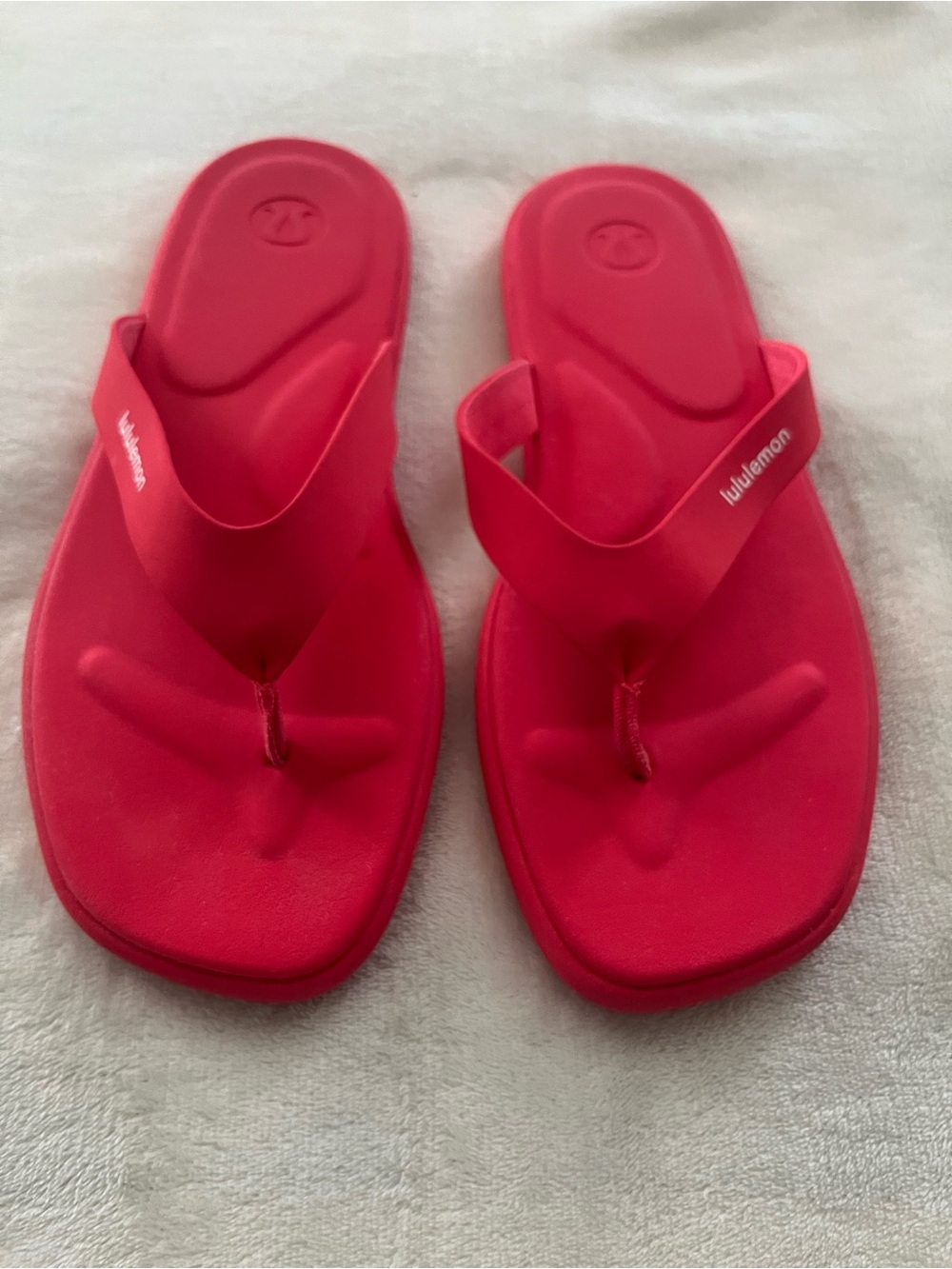🍋 EUC Lululemon Women's Restfeel Flip-Flop - Red Glow/White - Sz 10